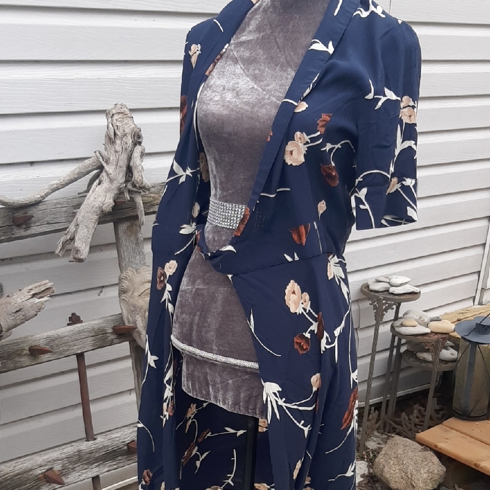 GANNI💐NWOT💐PRETTY FLORAL Navy Wrap Midi Dress TIE WAIST Flattering Fit Sz 36 - Picture 7 of 11